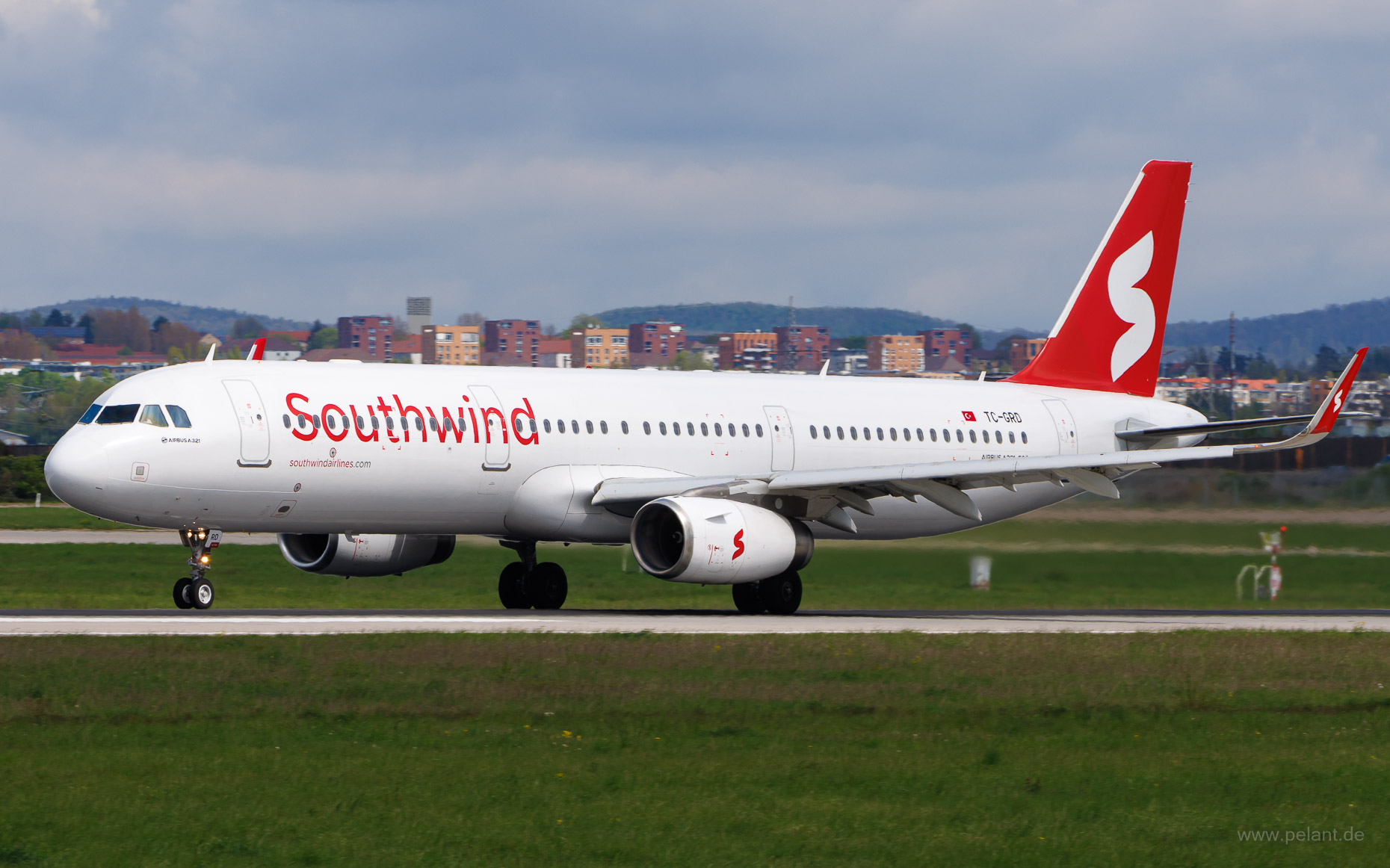 TC-GRD Southwind Airlines Airbus A321-231 in Stuttgart / STR
