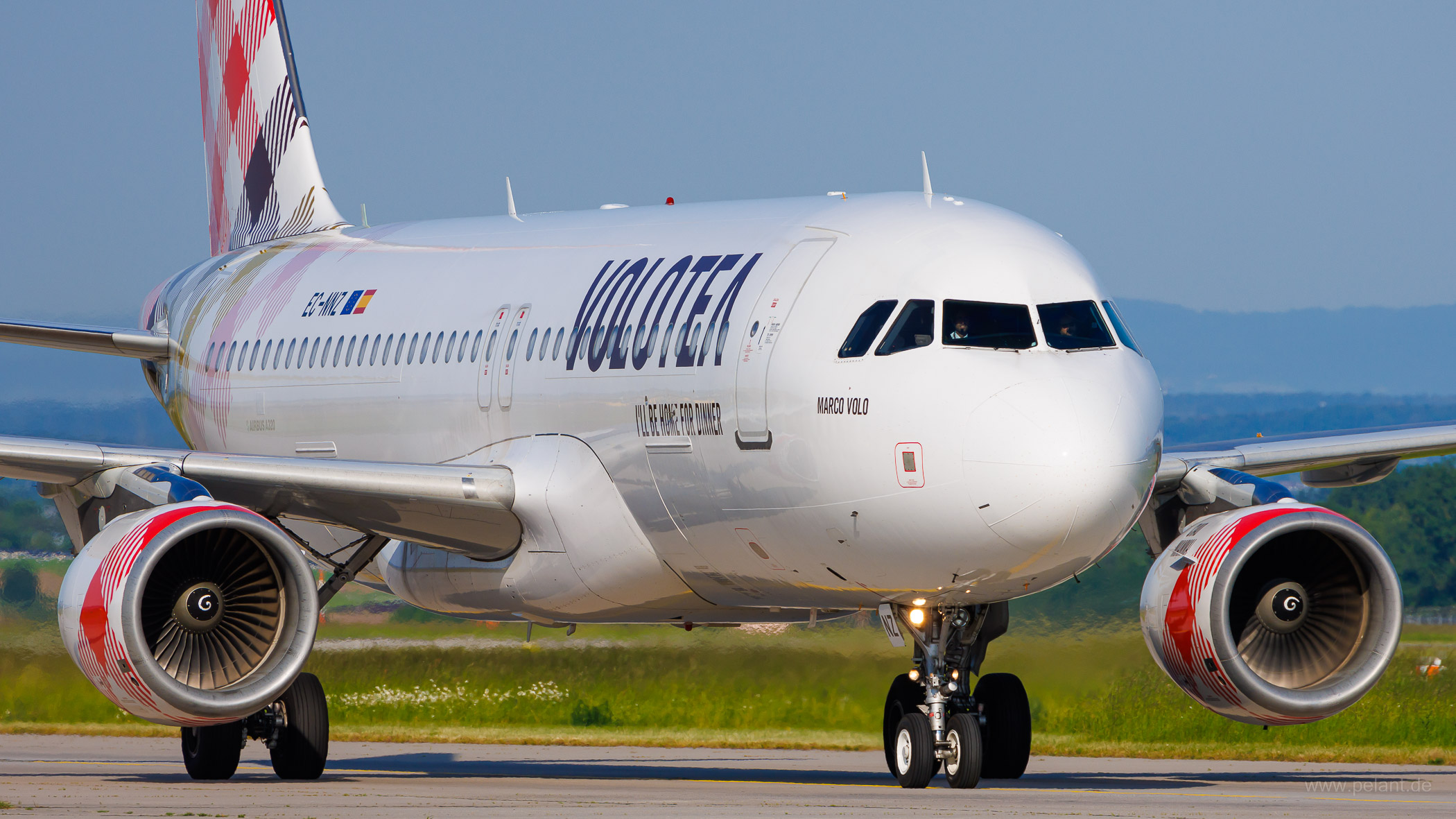 EC-NNZ Volotea Airbus A320-214 in Stuttgart / STR