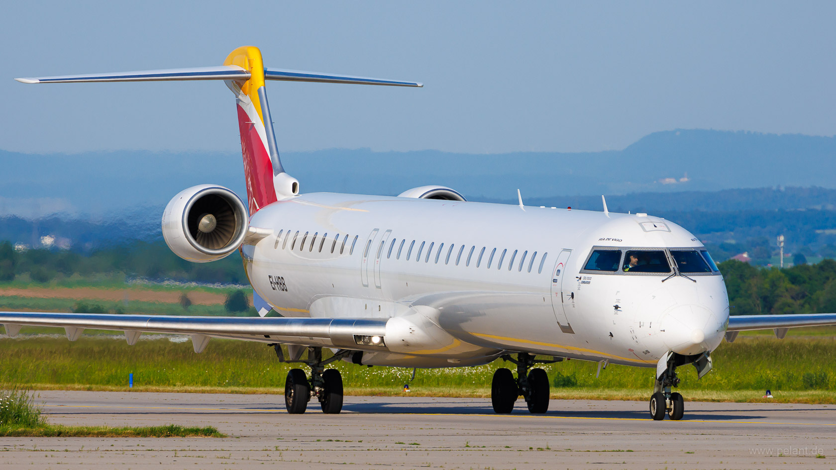 EI-HBB Hibernian Airlines Bombardier CRJ1000 in Stuttgart / STR