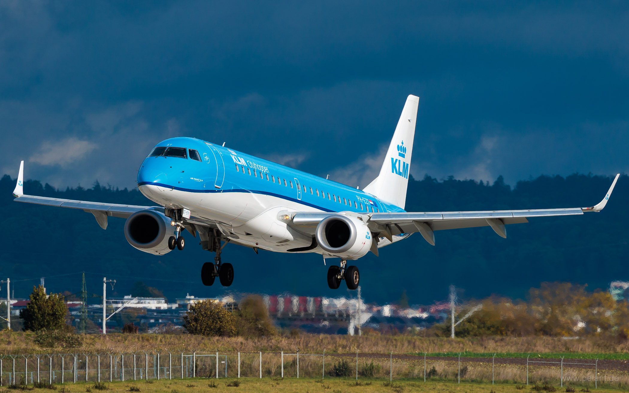 PH-EZT KLM cityhopper Embraer 190 in Stuttgart / STR