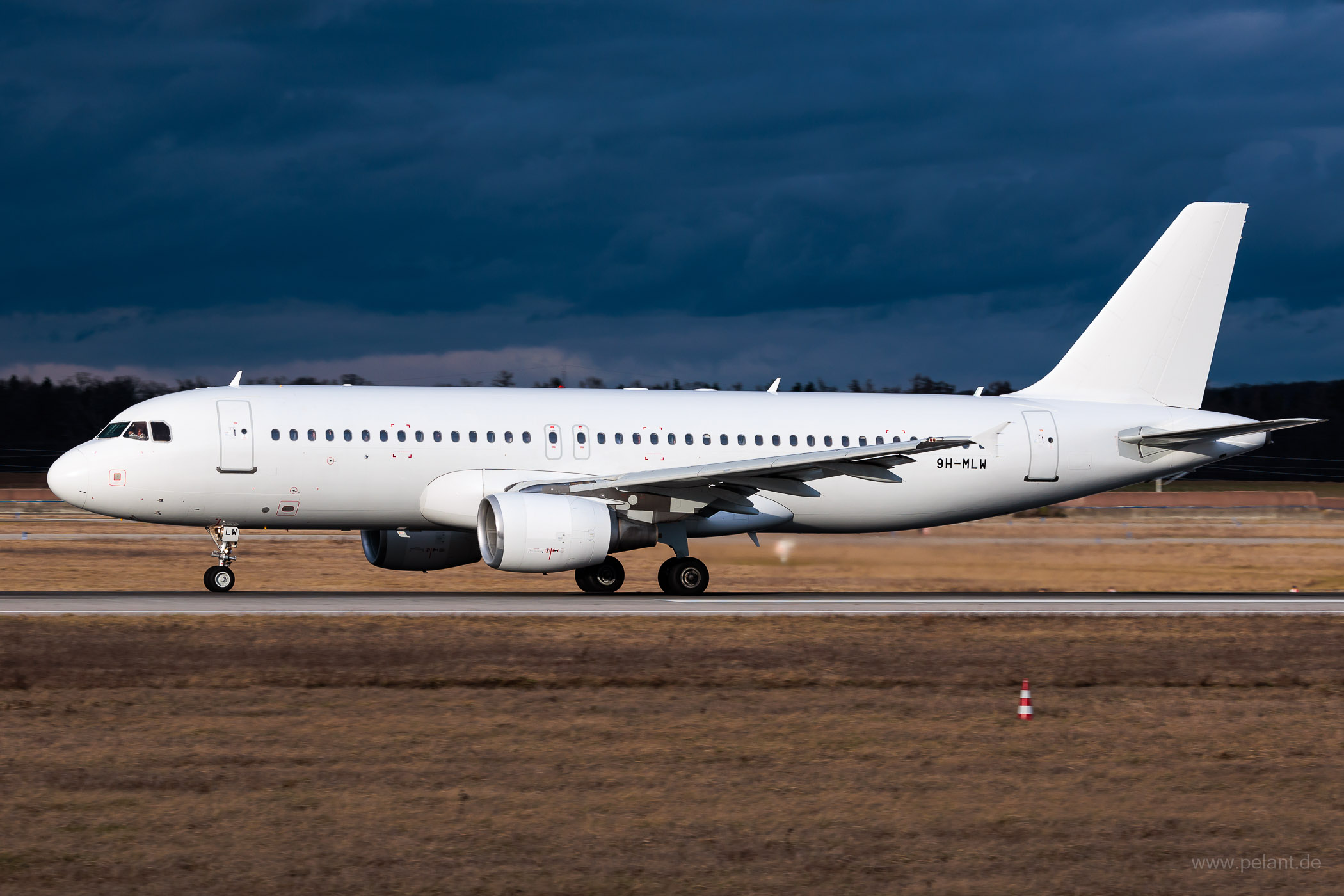 9H-MLW Avion Express Malta Airbus A320-214 in Stuttgart / STR (ganz wei Livery)