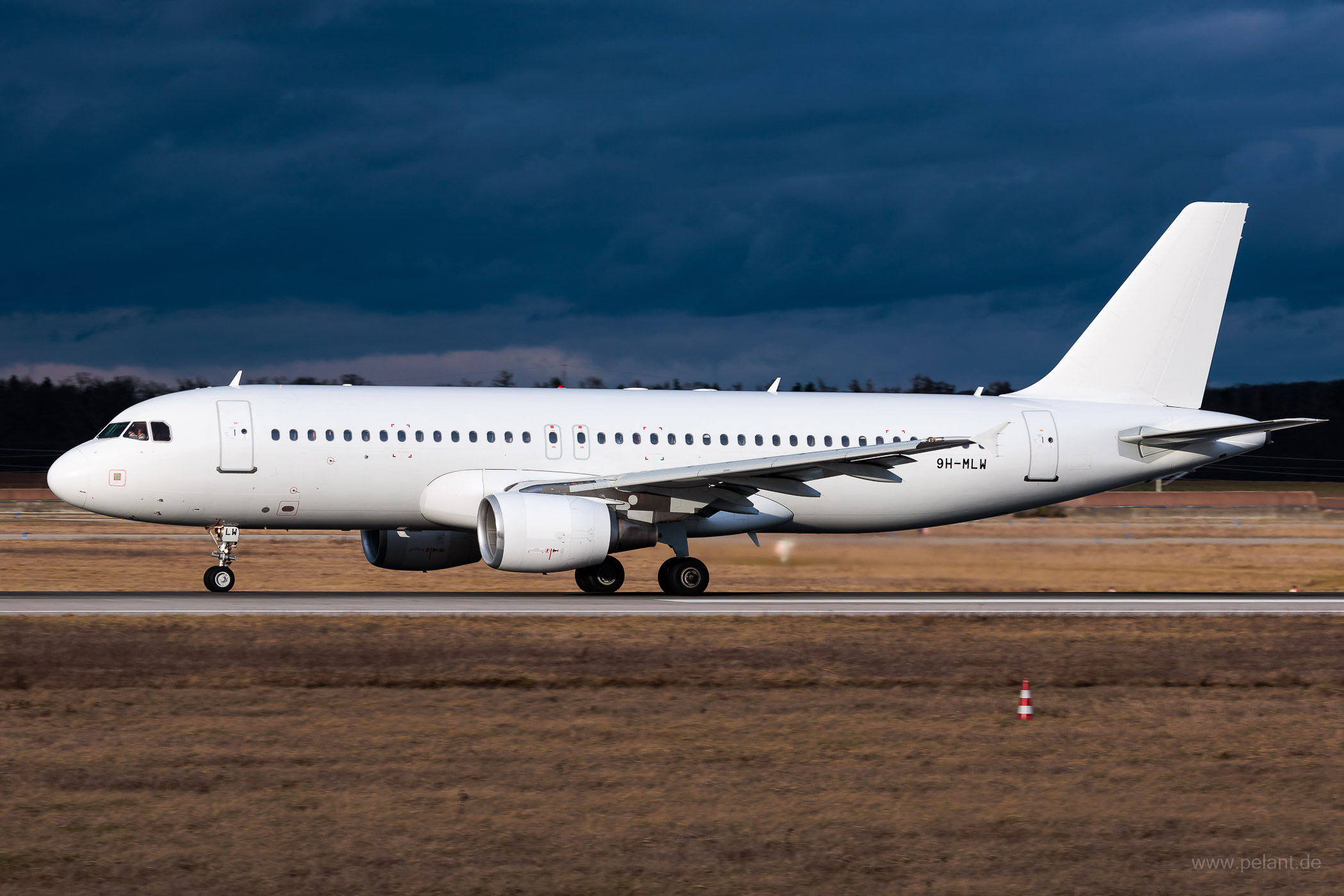 9H-MLW Avion Express Malta Airbus A320-214 in Stuttgart / STR (ganz weiß Livery)
