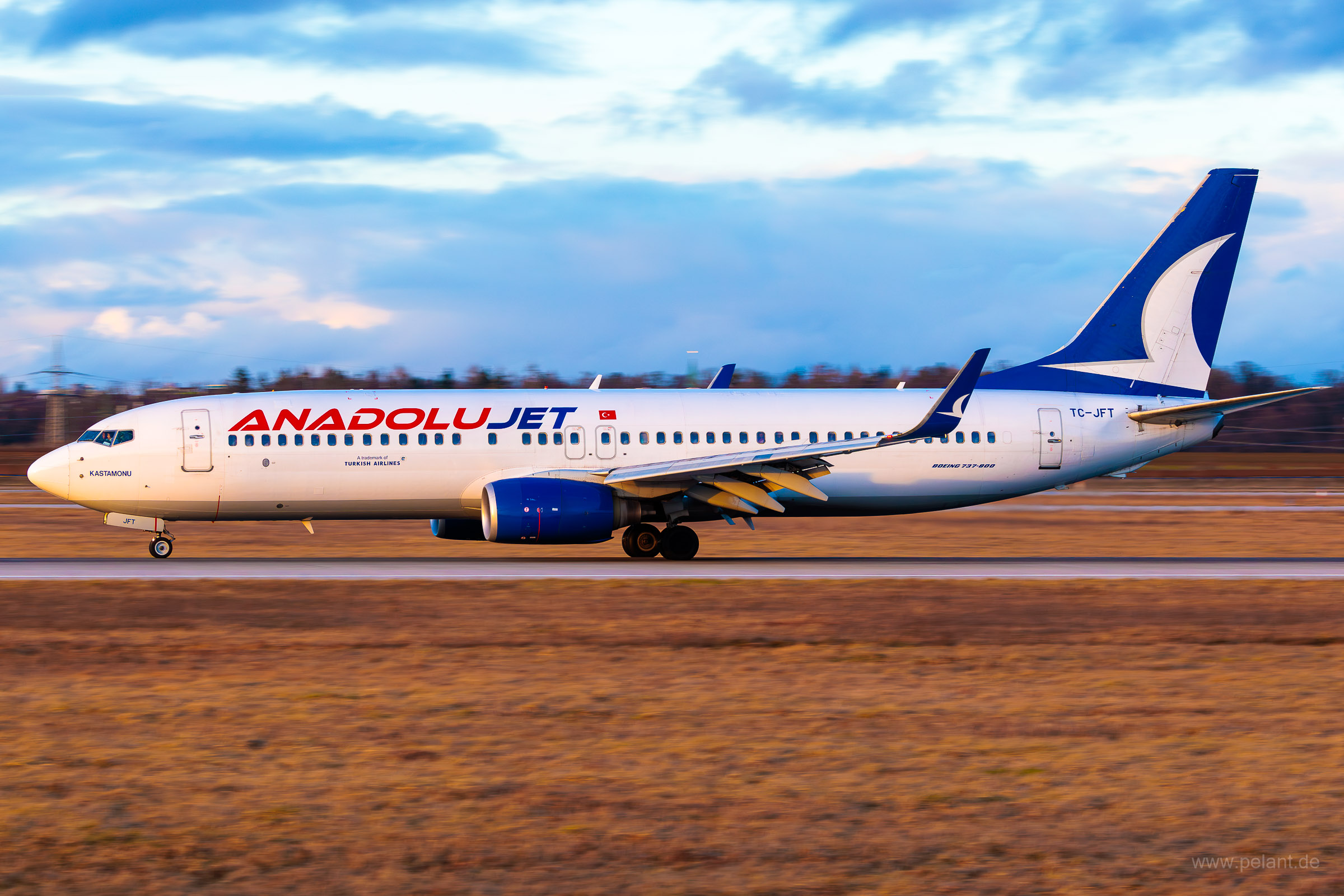 TC-JFT AnadoluJet Boeing 737-8F2 in Stuttgart / STR