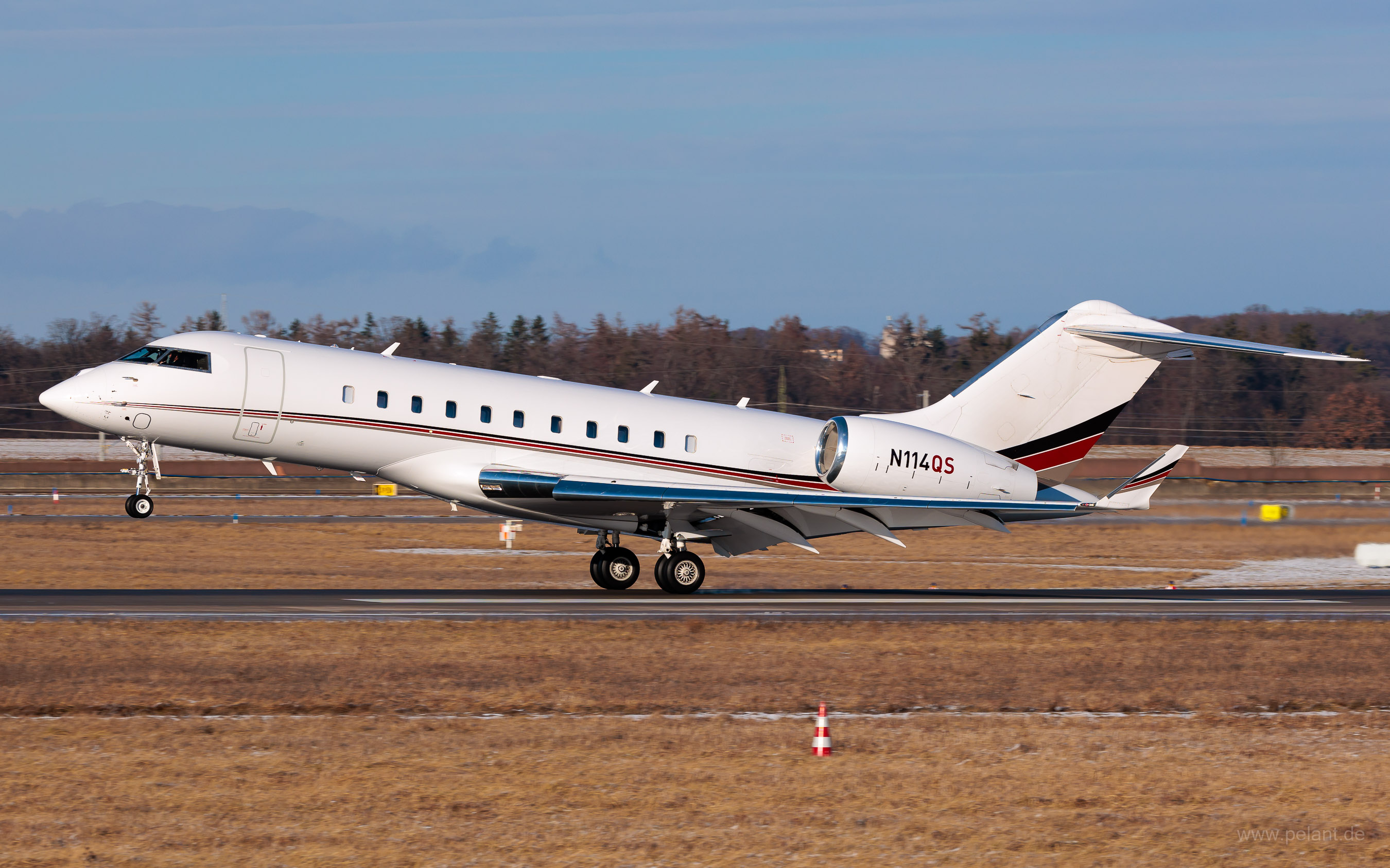 N114QS NetJets Bombardier Global 5000 in Stuttgart / STR