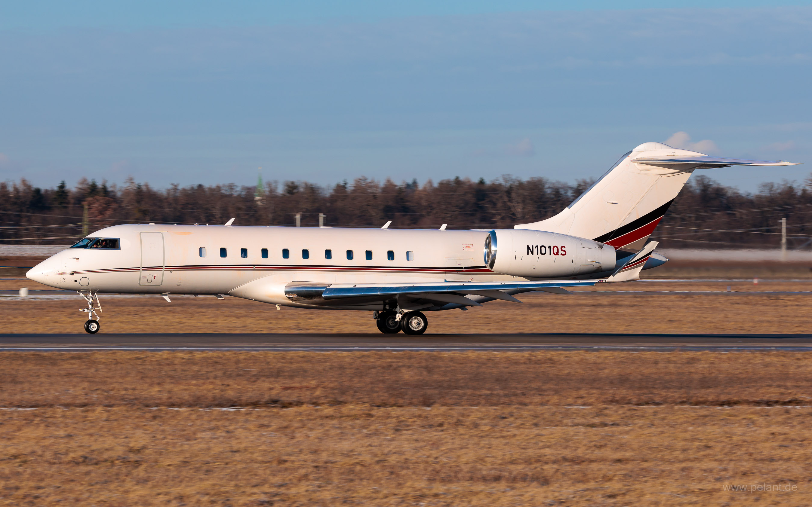 N101QS NetJets Bombardier Global 5000 in Stuttgart / STR