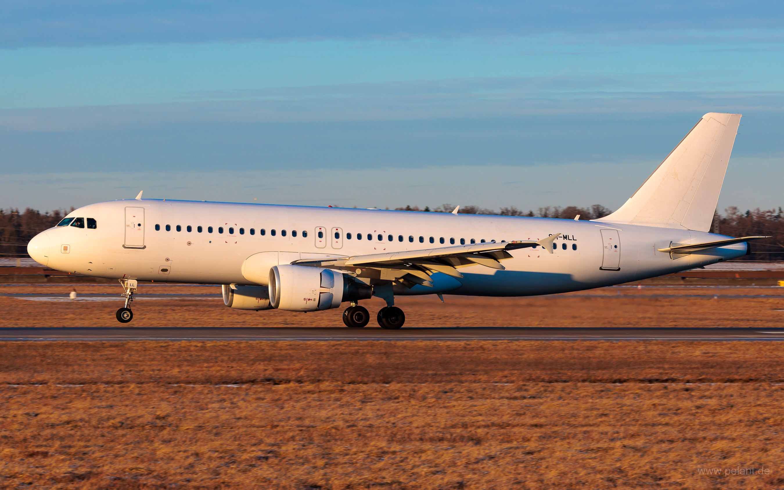 9H-MLL Avion Express Malta Airbus A320-214 in Stuttgart / STR (ganz weiß Livery)