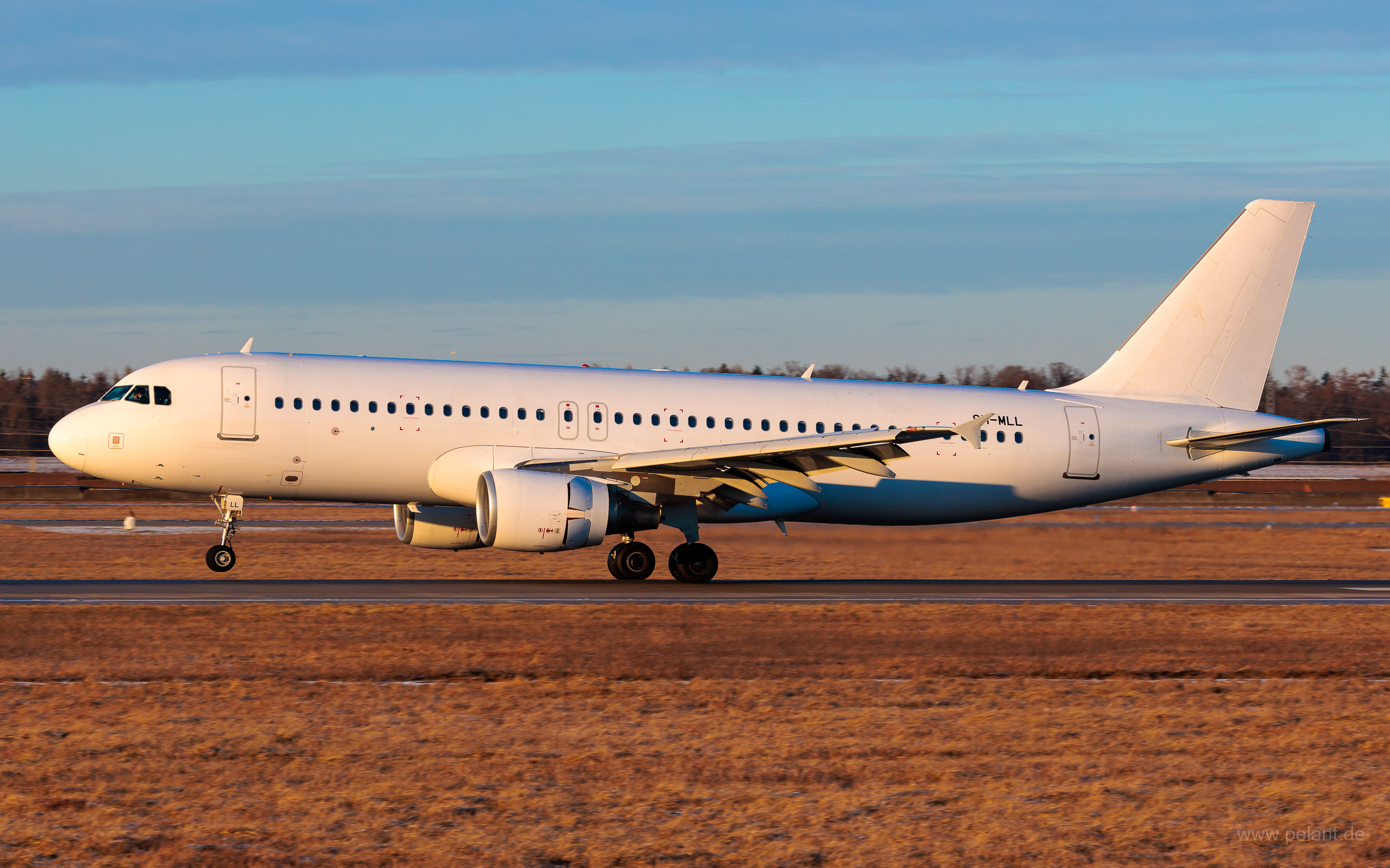 9H-MLL Avion Express Malta Airbus A320-214 in Stuttgart / STR (ganz wei Livery)