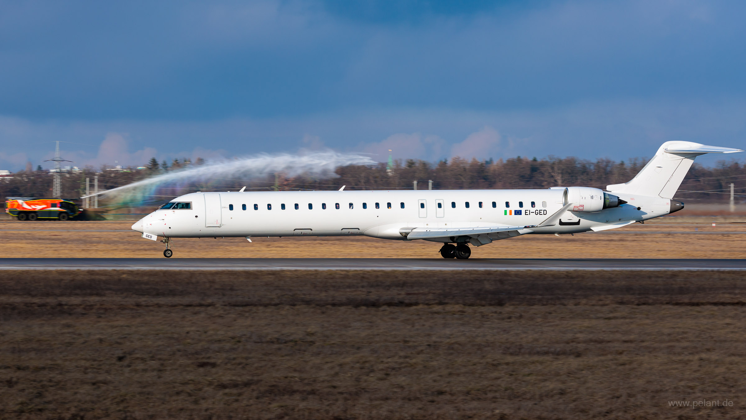 EI-GED CityJet Bombardier CRJ900 in Stuttgart / STR (ganz weiß Livery)