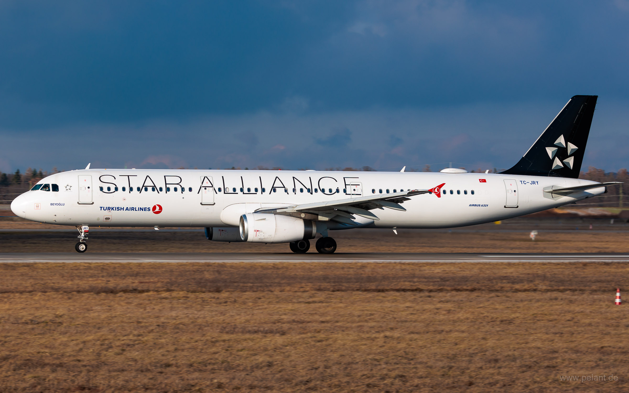 TC-JRY Turkish Airlines Airbus A321-231 in Stuttgart / STR (Star Alliance Livery)