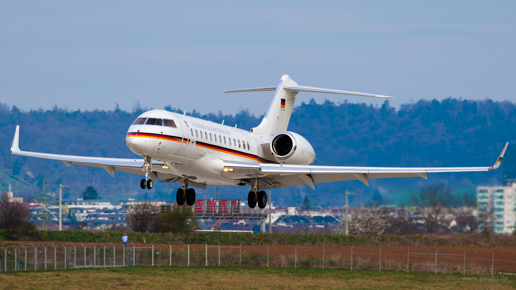 14+07 Luftwaffe Bombardier Global 6000 in Stuttgart / STR