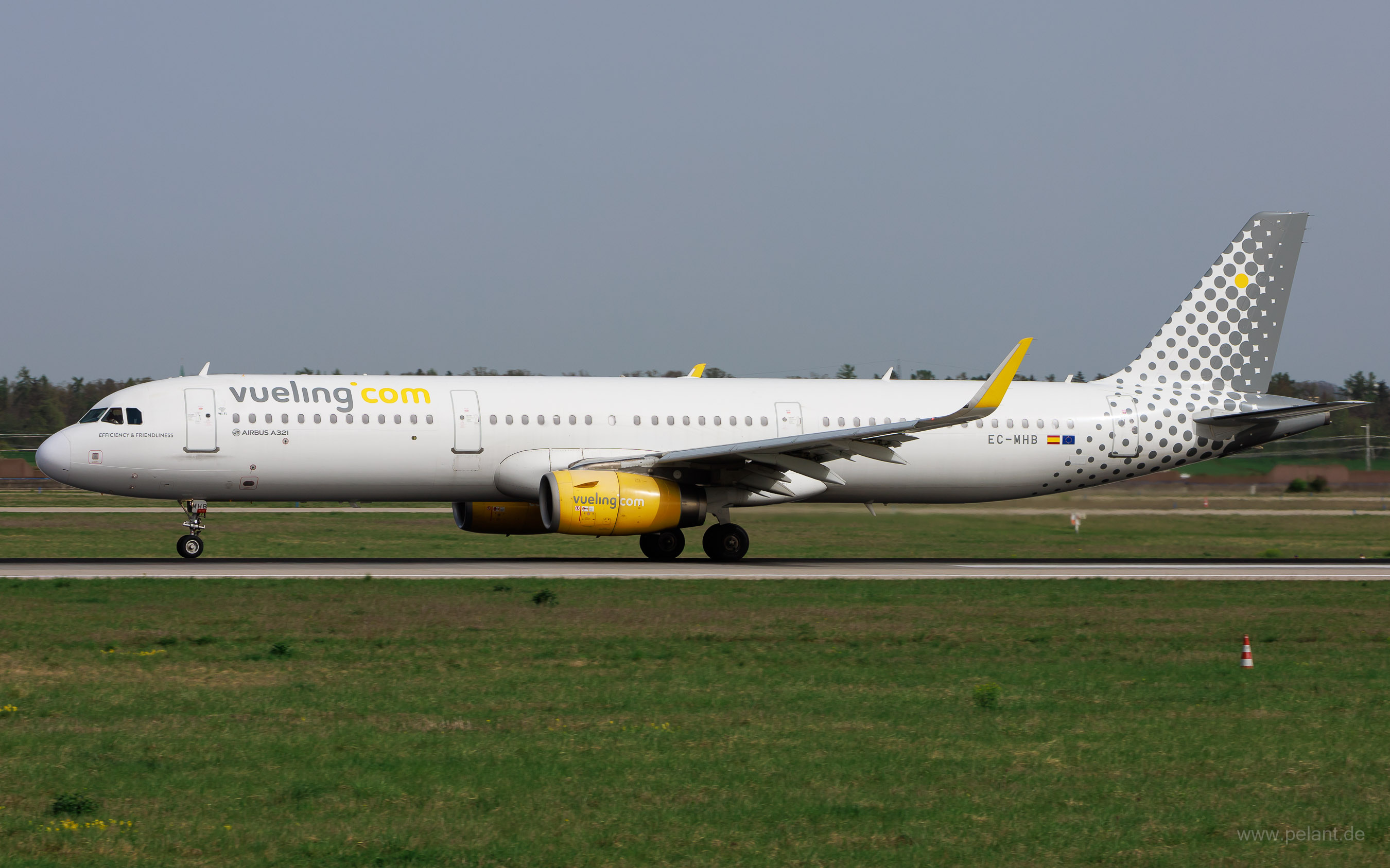 EC-MHB Vueling Airlines Airbus A321-231 in Stuttgart / STR