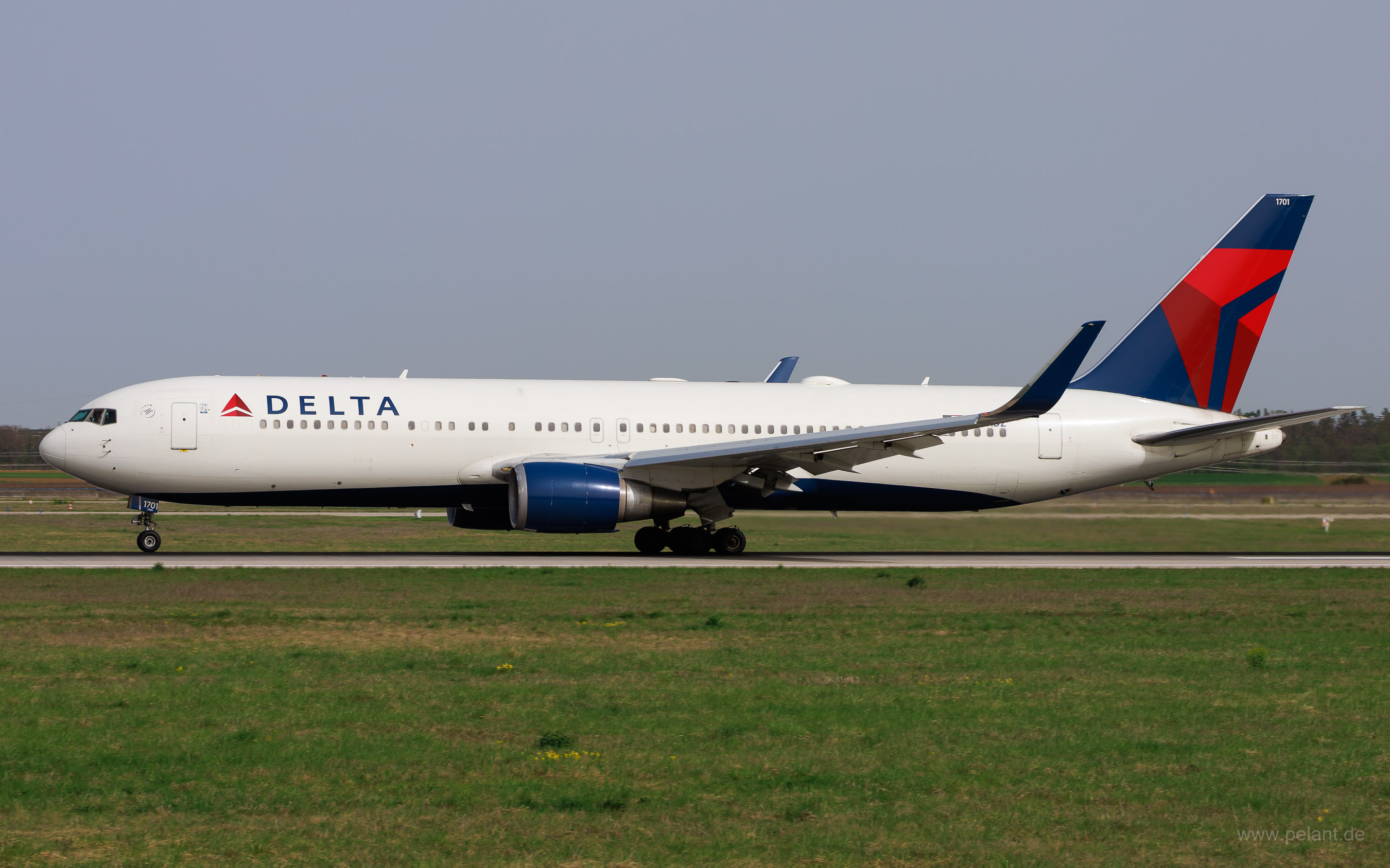 N171DZ Delta Boeing 767-332ER in Stuttgart / STR