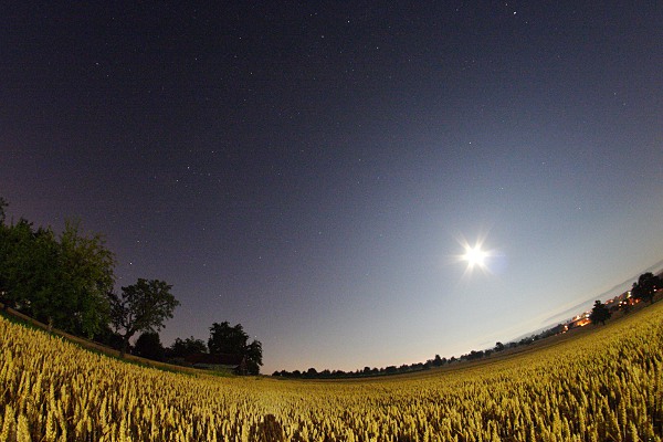 Vollmond über den Feldern bei Walddorfhäslach - Walddorf, am Horizont die Schwäbische Alb; Nachtaufnahme