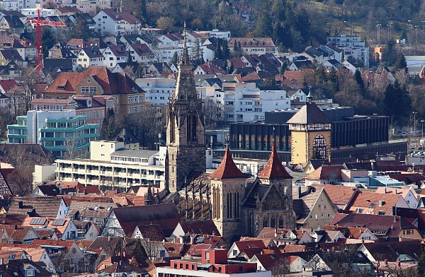 Marienkirche, Tübinger Tor und Stadthalle in Reutlingen, gesehen von der Achalm