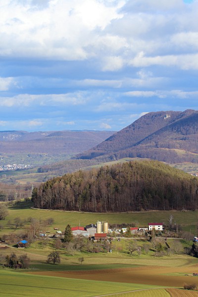 Bauernhof und Albtrauf