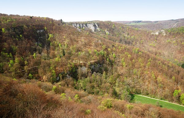 Albtrauf bei Bad Urach - Blick über den Wasserfall zum Rutschenfelsen.
