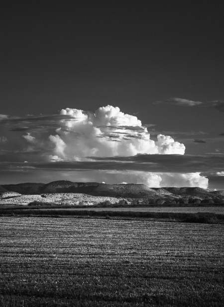 Wolken türmen sich über der Schwäbischen Alb, davor abgeerntetes Feld bei Einsiedel. (Links der Rossberg mit Rossbergturm.) Schwarzweiß-Infrarot. Wolken türmen sich über der Schwäbischen Alb, davor abgeerntetes Feld bei Einsiedel. (Links der Rossberg mit Rossbergturm.) Schwarzweiß-Infrarot.