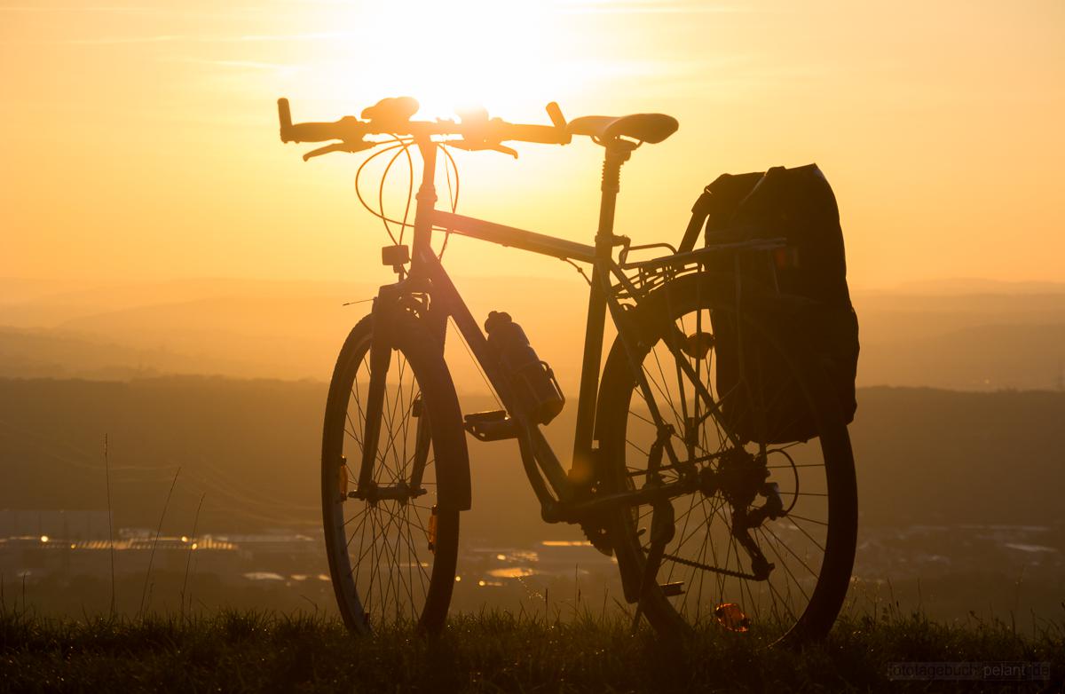 Fahrrad im Sonnenuntergang mit Blick in die Landschaft