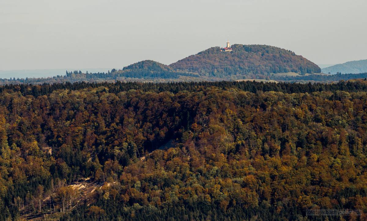 Blick auf den Roßberg mit Roßbergturm (auf der Schwäbischen Alb)