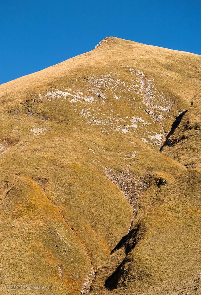 Berge mit gelbem Gras Berge mit gelbem Gras