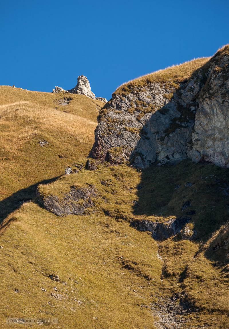 Berge mit gelbem Gras Berge mit gelbem Gras