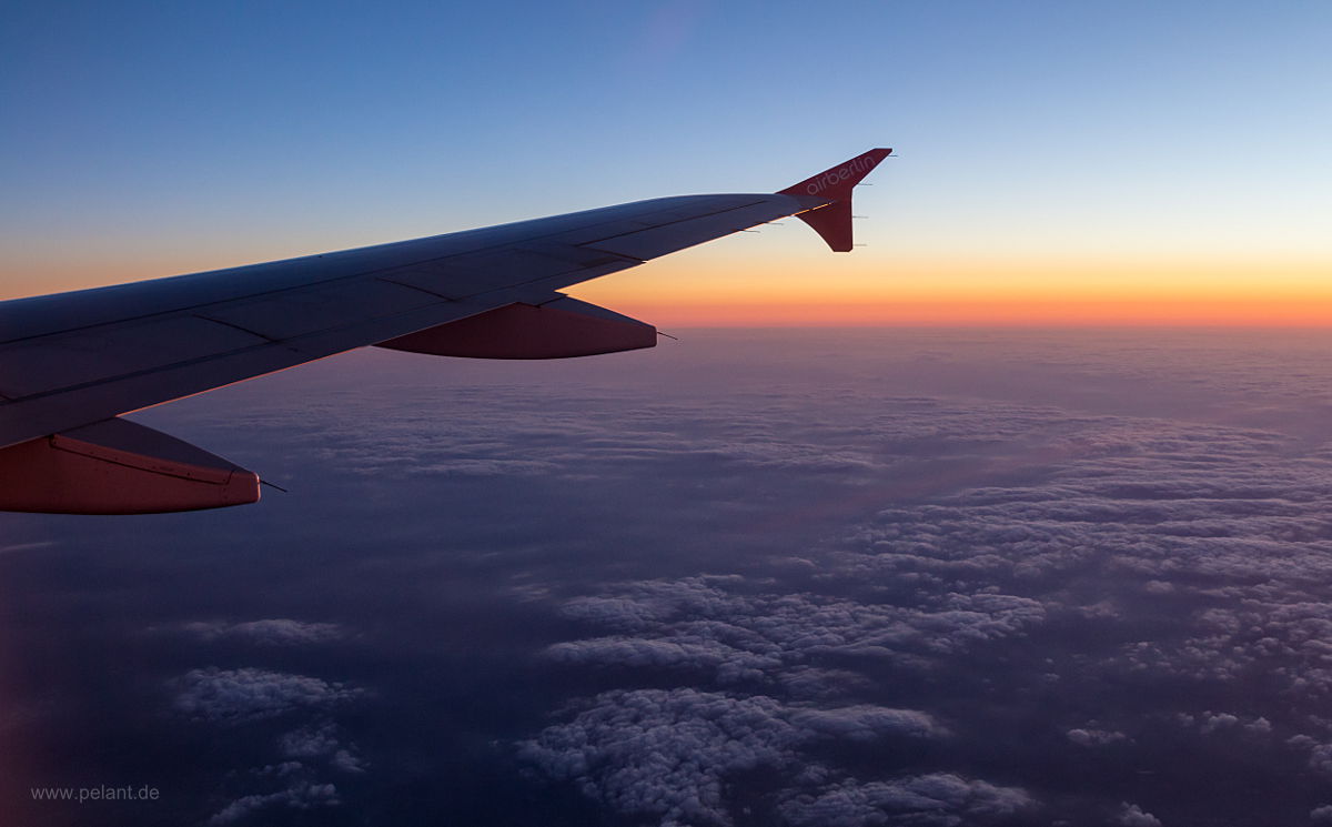 Dämmerung über den Wolken (Blick aus dem Flugzeugfenster)