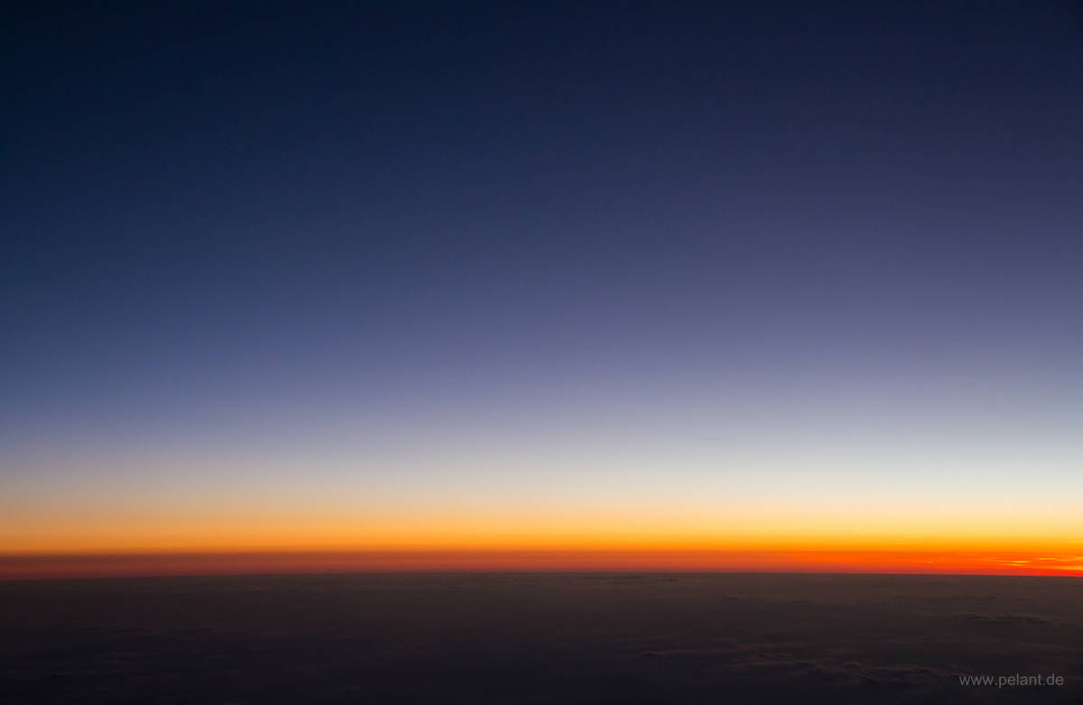 Abenddämmerung über den Wolken (Blick aus dem Flugzeugfenster)
