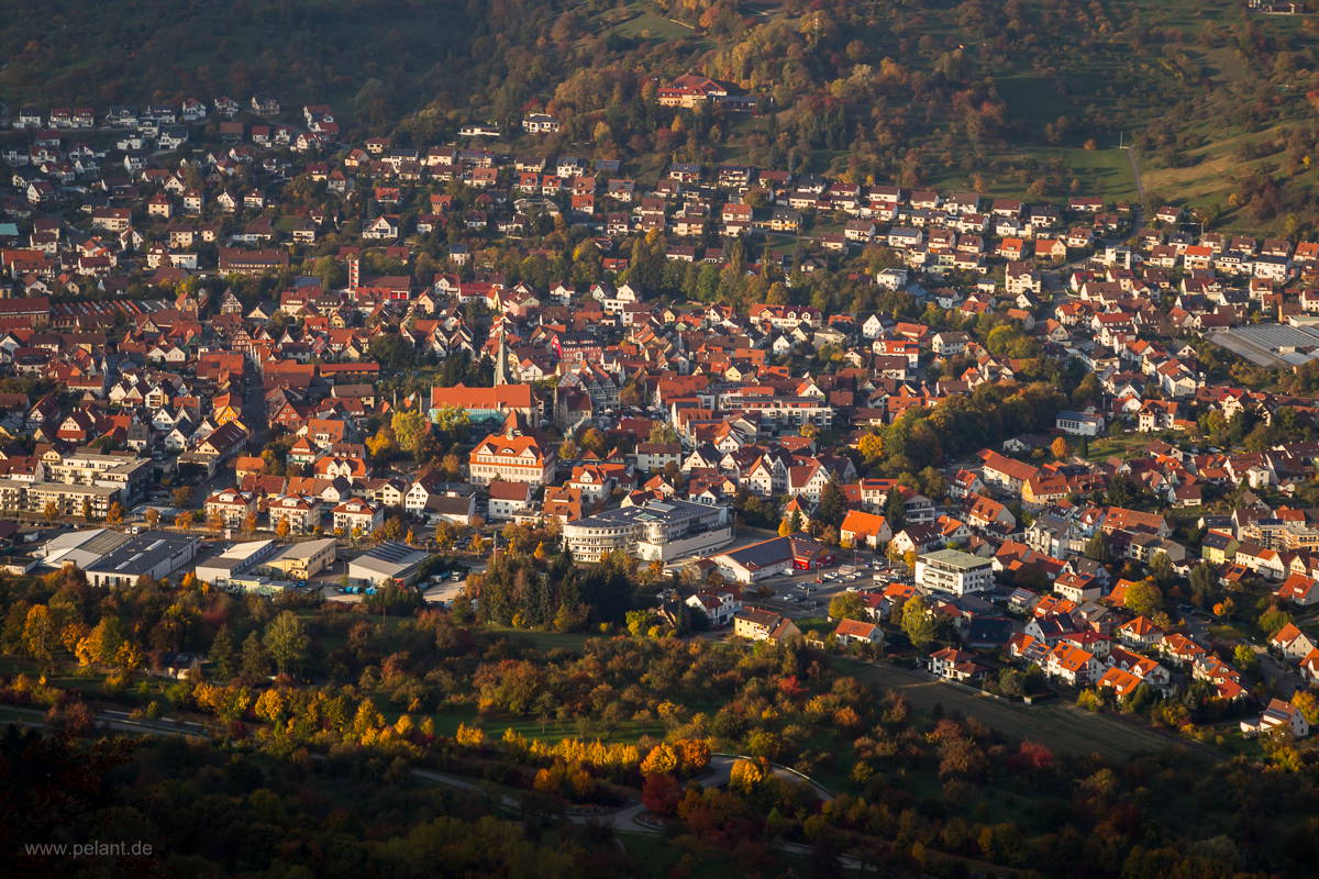 Blick auf Dettingen an der Erms vom Sonnenfels an einem herbstlichen Abend Blick auf Dettingen an der Erms vom Sonnenfels an einem herbstlichen Abend