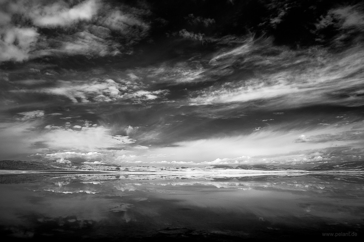 Spiegelung auf dem Chaka Salzsee (Chaka Yanhu, Qinghai, China) in infrarot
